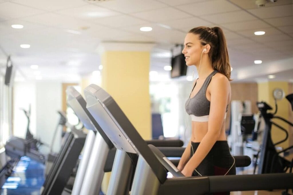 Young woman using a threadmill.